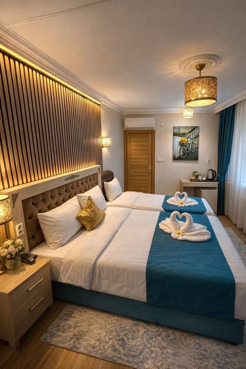 Seating area, Bedroom, towels