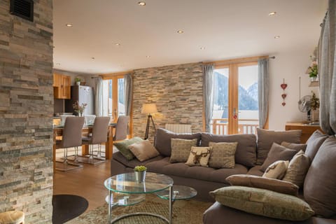 Communal lounge/ TV room, Living room, Seating area, Mountain view, Mountain view