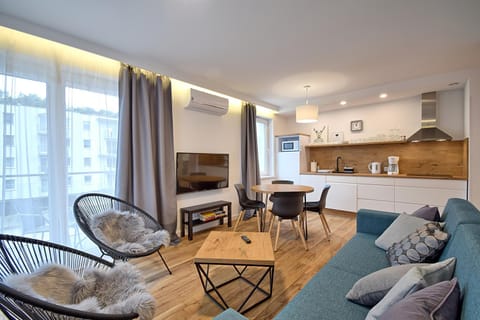 TV and multimedia, Living room, Seating area, Dining area