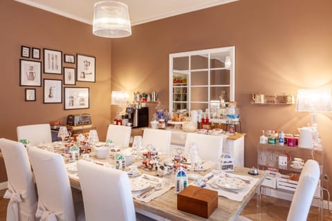 Living room, Food and drinks, Dining area, Breakfast, Drinks