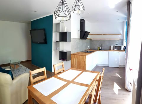 Kitchen or kitchenette, minibar, stove