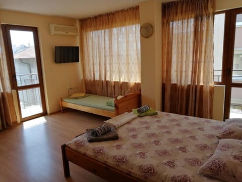 Communal lounge/ TV room, Bed, TV and multimedia, Living room, Seating area, Bedroom, towels, air conditioner