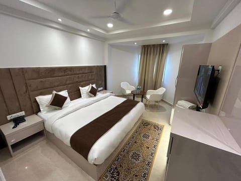 Bed, TV and multimedia, Photo of the whole room, Bedroom