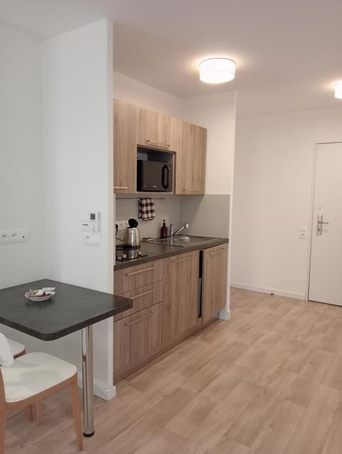 Coffee/tea facilities, Kitchen or kitchenette, Dining area, stove