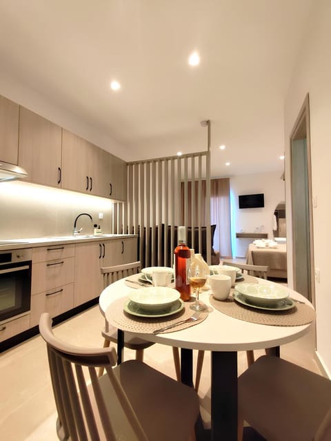 Kitchen or kitchenette, Dining area
