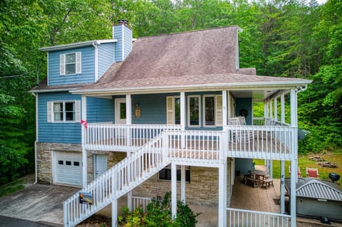 Berg Stuga, Free Attraction Tickets, Game Room, Hot Tub, WIFI!!! Chalet in Sevier County