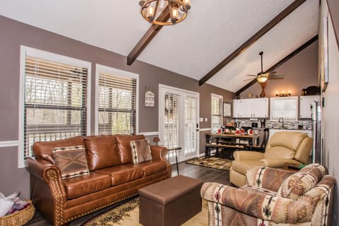 Fox's Den, Hot Tub, FREE Attraction tickets for each paid day, Arcade Game, WIFI!!! House in Pigeon Forge