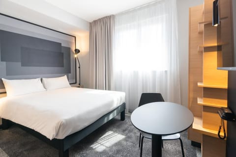 Bed, Photo of the whole room, Seating area, Bedroom