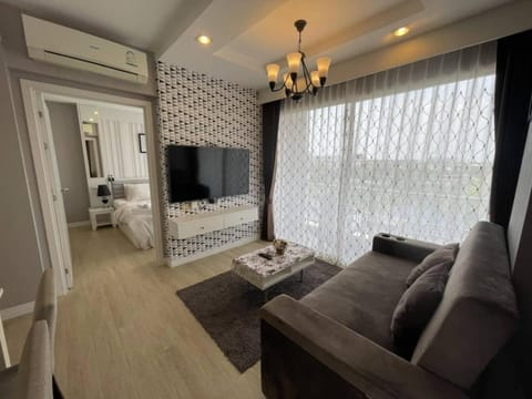 Communal lounge/ TV room, Bed, TV and multimedia, Living room, Photo of the whole room, Seating area, Bedroom