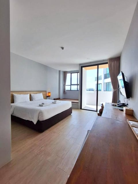 Bed, TV and multimedia, Bedroom