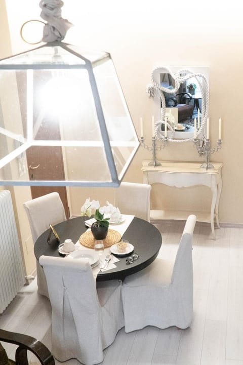 Kitchen or kitchenette, Food and drinks, Dining area, Food, Lunch, Dinner