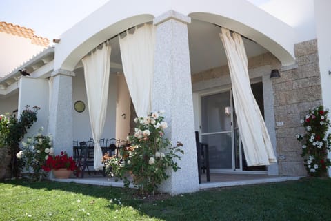 Property building, Patio, Facade/entrance, Garden