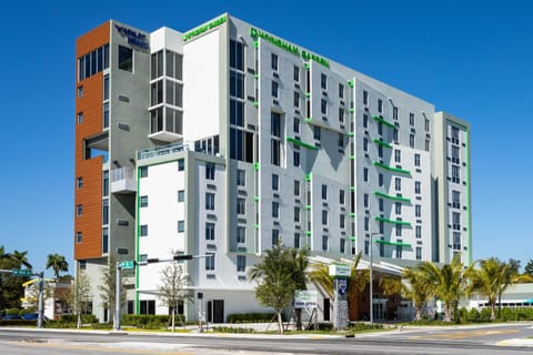 Property building, Restaurant/places to eat, Swimming pool, Breakfast, Location