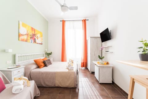 Bed, TV and multimedia, Photo of the whole room, Bedroom, Family