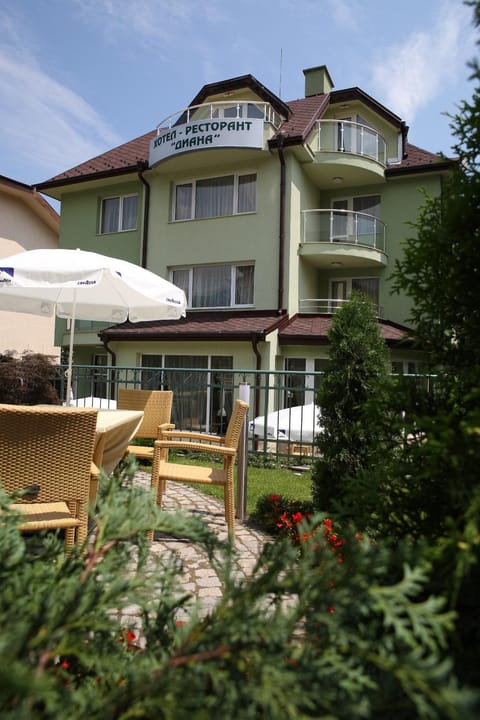 Property building, Day, Lounge or bar