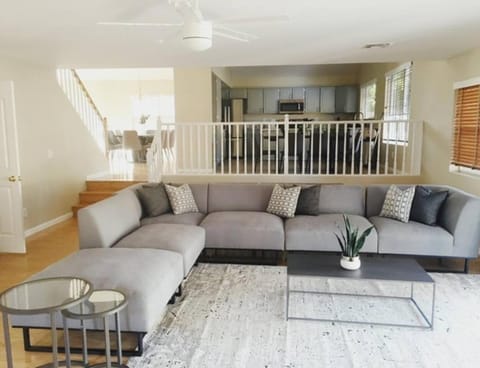 LUXURY Desert Oasis! 5 bedroom, 3 bath w HEATED POOL House in Mesa