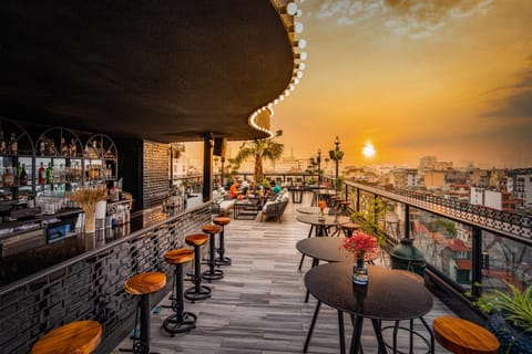 Lounge or bar, City view