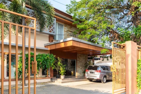 Facade/entrance