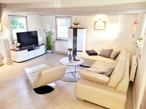 Communal lounge/ TV room, TV and multimedia, Living room, Lounge or bar, Seating area