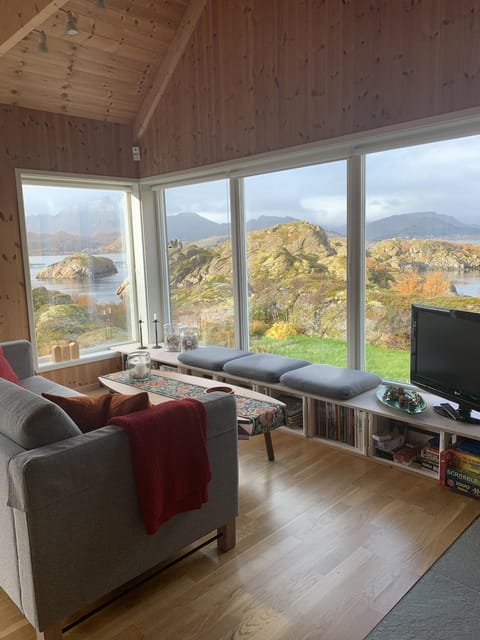 TV and multimedia, View (from property/room), Living room, Seating area, Mountain view