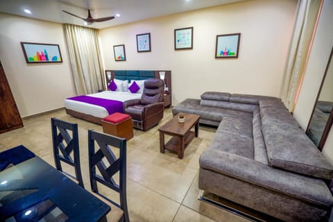 Bed, Living room, Photo of the whole room, Seating area, Bedroom