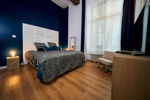 Bed, TV and multimedia, Photo of the whole room, Bedroom