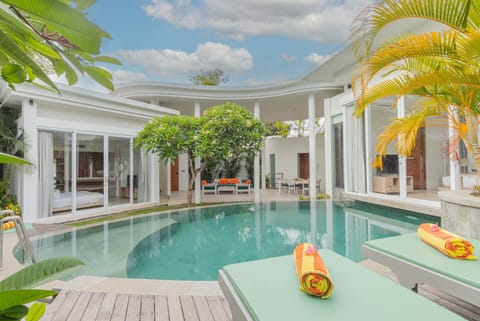 View (from property/room), Balcony/Terrace, Pool view, Swimming pool, sunbed
