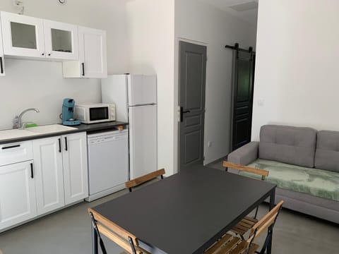 Kitchen or kitchenette, Living room, Seating area, Dining area, dishwasher, minibar, pet friendly, stove