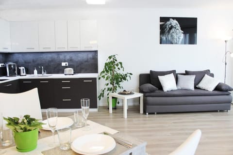 Living room, Photo of the whole room, Decorative detail, Seating area