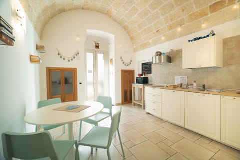 Kitchen or kitchenette, Seating area, Dining area, stove