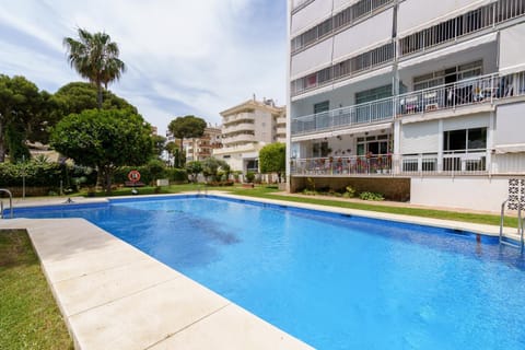 Property building, Day, Swimming pool