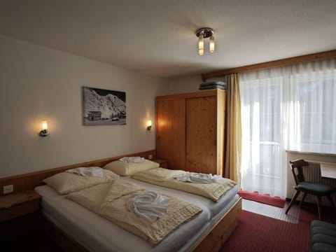 Photo of the whole room, Bedroom, wardrobe