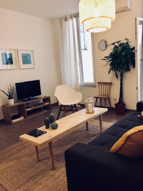 Living room, Photo of the whole room, Decorative detail, Bedroom