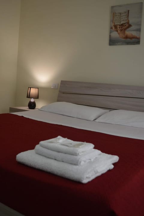 Bed, towels