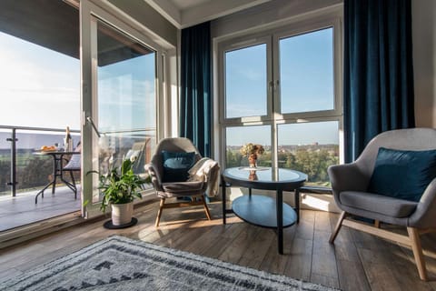 Spring, Day, Summer, Living room, Seating area, Autumn, On site, City view