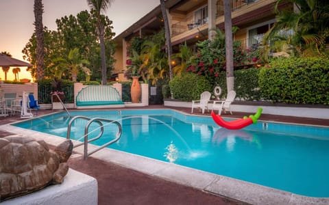 Property building, Swimming pool, Swimming pool