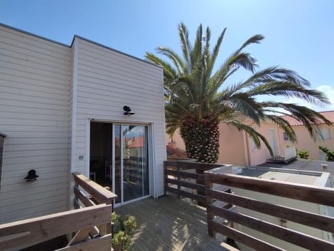 Property building, Patio, Balcony/Terrace, Balcony/Terrace