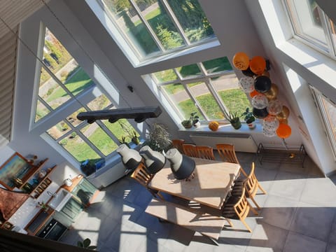 People, TV and multimedia, Living room, Lobby or reception, Seating area, Dining area, hair dresser