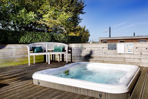 Day, Hot Tub, Balcony/Terrace, Seating area