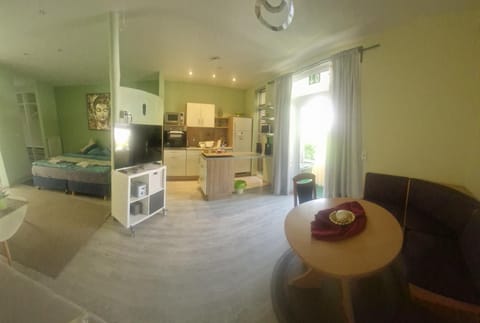 Bed, TV and multimedia, Kitchen or kitchenette, Photo of the whole room, Dining area, Bedroom