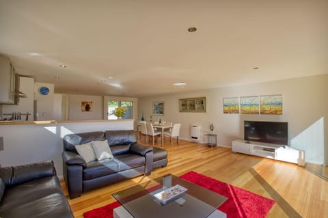 Seaview Apartment House in Binalong Bay