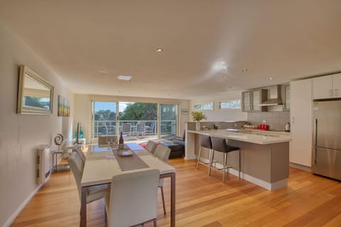 Seaview Apartment House in Binalong Bay