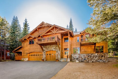 Bear Meadows Lodge - Hot Tub - Tahoe Donner Home House in Truckee
