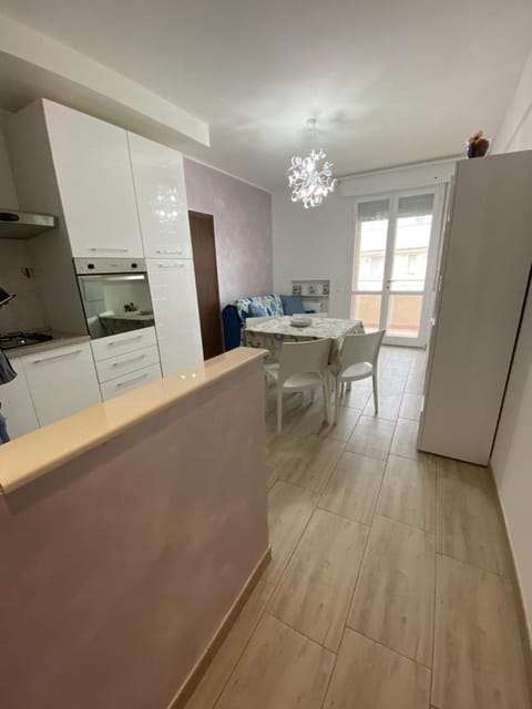 Kitchen or kitchenette, Dining area, oven, pet friendly