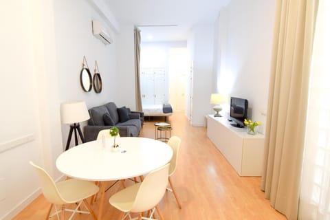 TV and multimedia, Living room, Seating area, Dining area, air conditioner