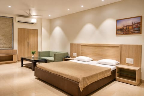 Bed, Photo of the whole room, Seating area, Bedroom, air conditioner