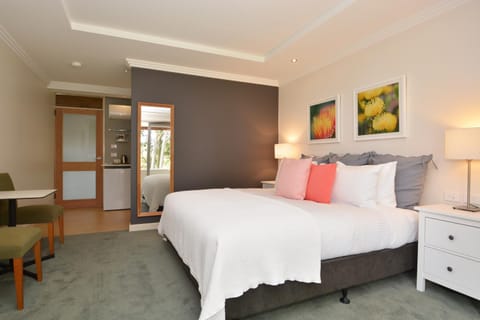 Photo of the whole room, Garden view