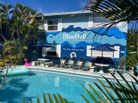 Property building, Day, Pool view, Swimming pool, sunbed