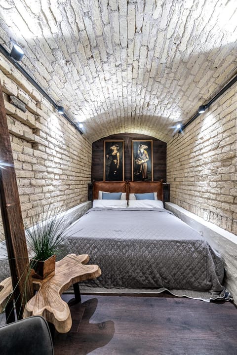 UNESCO Hidden Arches – Restored 3 Bedroom Apartment in the Historic Pilies St. Apartment in Vilnius