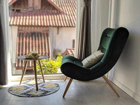 Day, Seating area